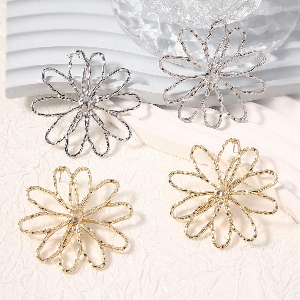 New exaggerated and fashionable hollow versatile alloy flower stud earrings, creative and simple daily commuting models