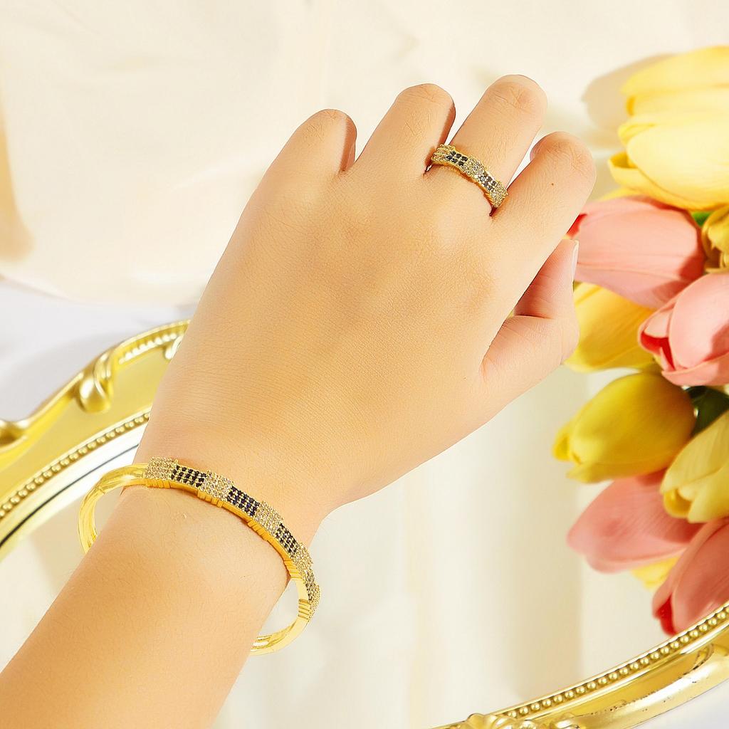 CMM Böhmisches grünes Armreif-Ring-Set Golden funkelnde Zirkonia Handaccessoires für trendigen Partyschmuck Frauen