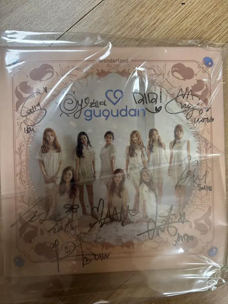 Gugudan Wonderland autographed album Used