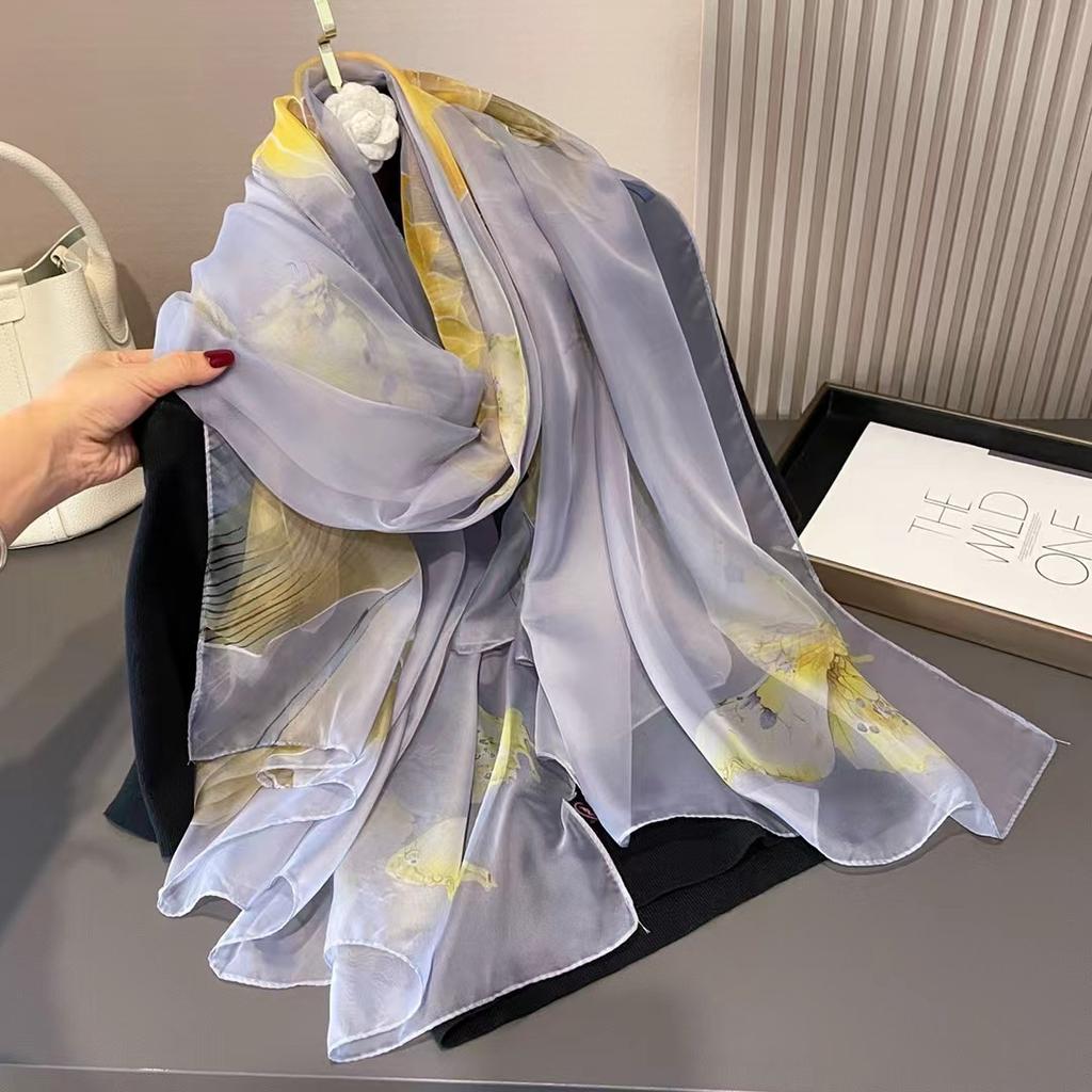 Nytt sommer sjal i imitert silke for kvinner Blå og hvit porselen trykt Pustende silkeskjerf Hodeinnpakket tynt gasskjerf Morsskjerf