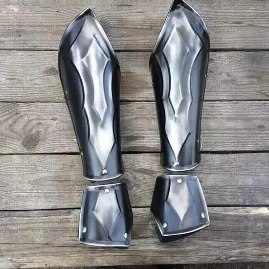 LARP Paar geschwärzte Stahlarmschienen Larp Rüstung Schützende Handgelenkschützer für Krieger Ritterrüstung Stahlarmschienen für Cosplay