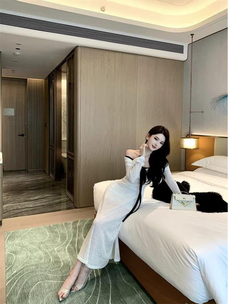 Elegant One-Shoulder Knit Dress for Women - Autumn/Winter 2026 French-Inspired Long Base Layer