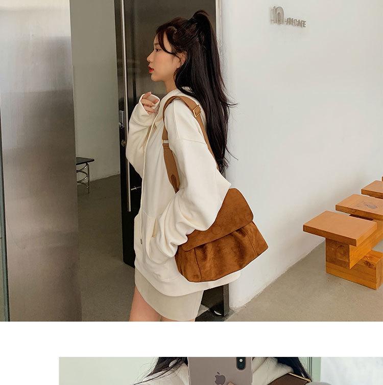 2024 Trendy Retro Brown Flannel Women's Large Capacity Messenger Shoulder Bag for Autumn/Winter