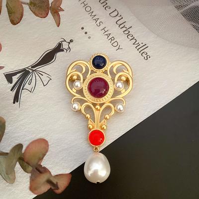 Mittelalterliche einfache westliche antike Temperament Retro Perle farbige Schatz Brosche Abzeichen Pin