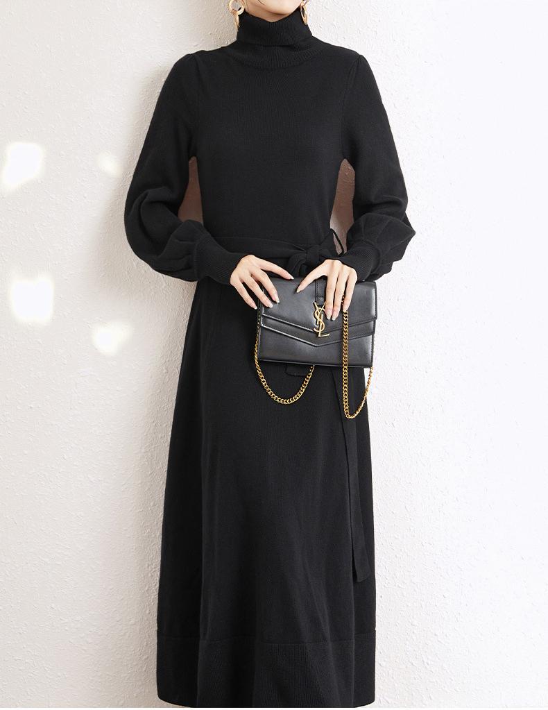 Rochie pulover tricotată cu guler înalt, mâneci tip felinar, croială mulată, cu curea lungă