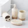Kit de lavage de luxe haut de gamme sous-bouteille fond en bois veiné bouteille de lotion de salle de bain porte-savon ensemble quatre pièces en céramique pour salle de bain