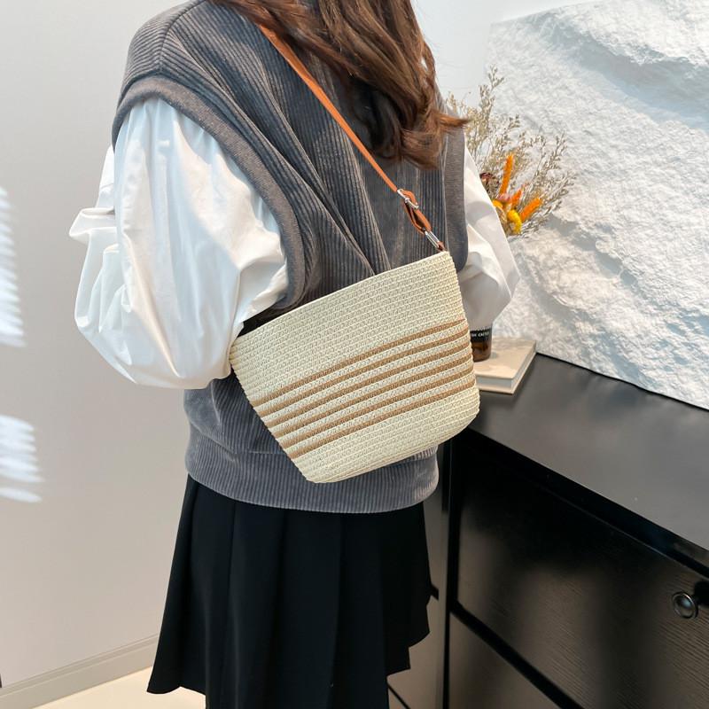 French Vintage Woven Bag For Women With Pu And Straw Material Ideal For Casual Daily Use