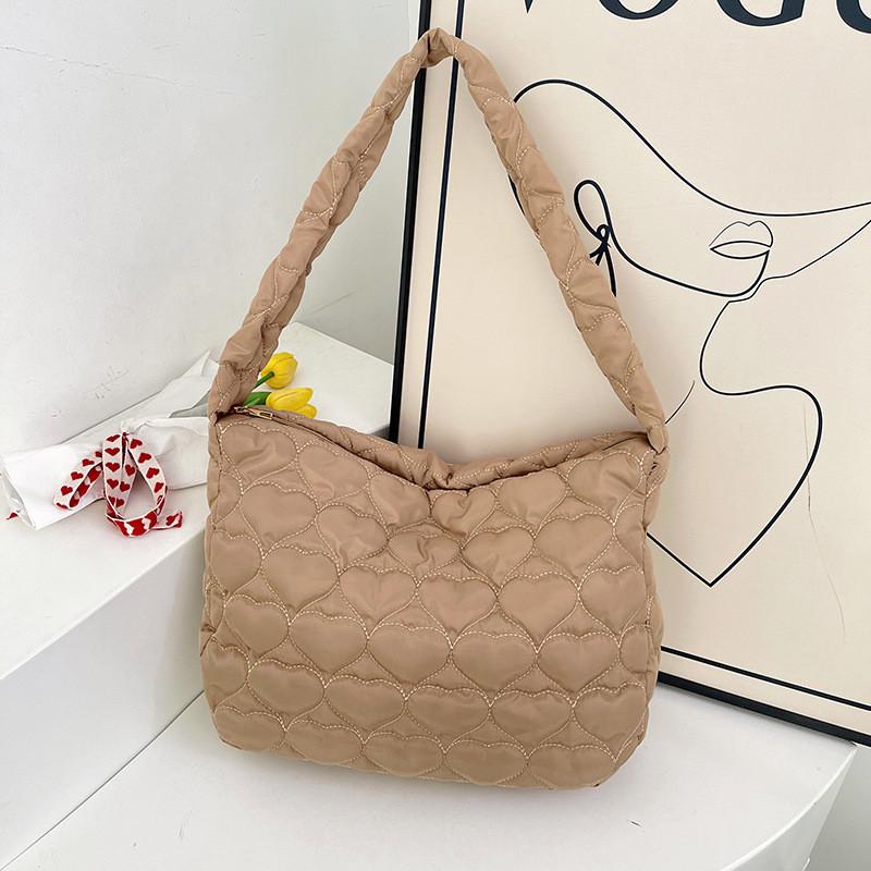 Einzigartige, plissierte Cloud-Tragetasche für Damen im trendigen Streetstyle, erhältlich in Schwarz, Braun, Weiß und Khaki