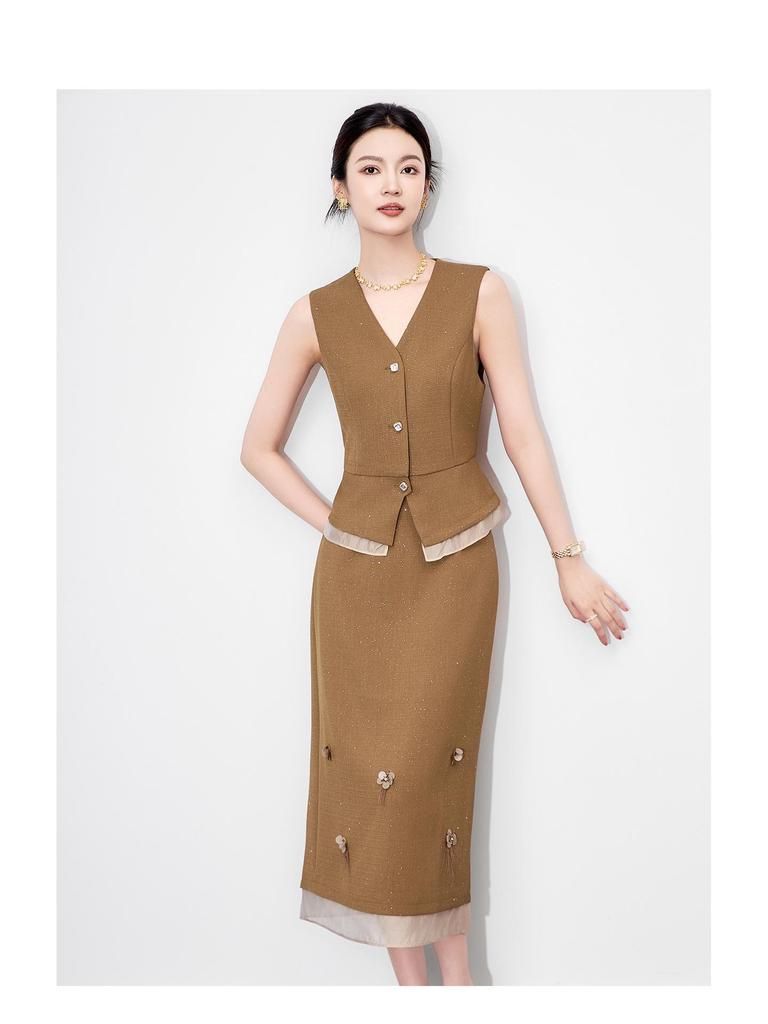 Modny zestaw kamizelki z dekoltem w serek i organzowej spódnicy z cekinami w kształcie gwiazd