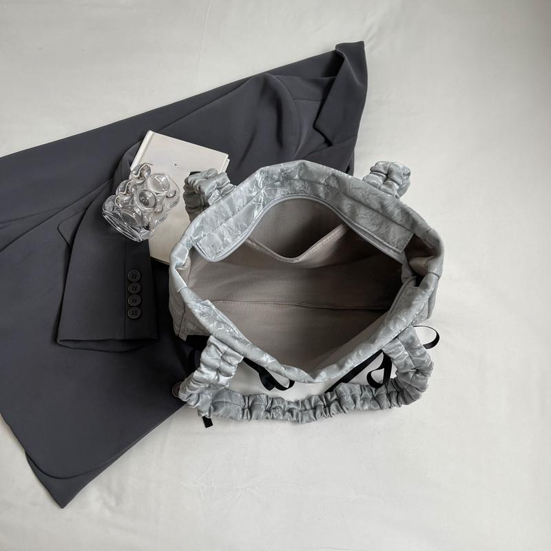 Серебряные сумки на ремне из искусственной кожи с большим бантом для женщин — фото 10