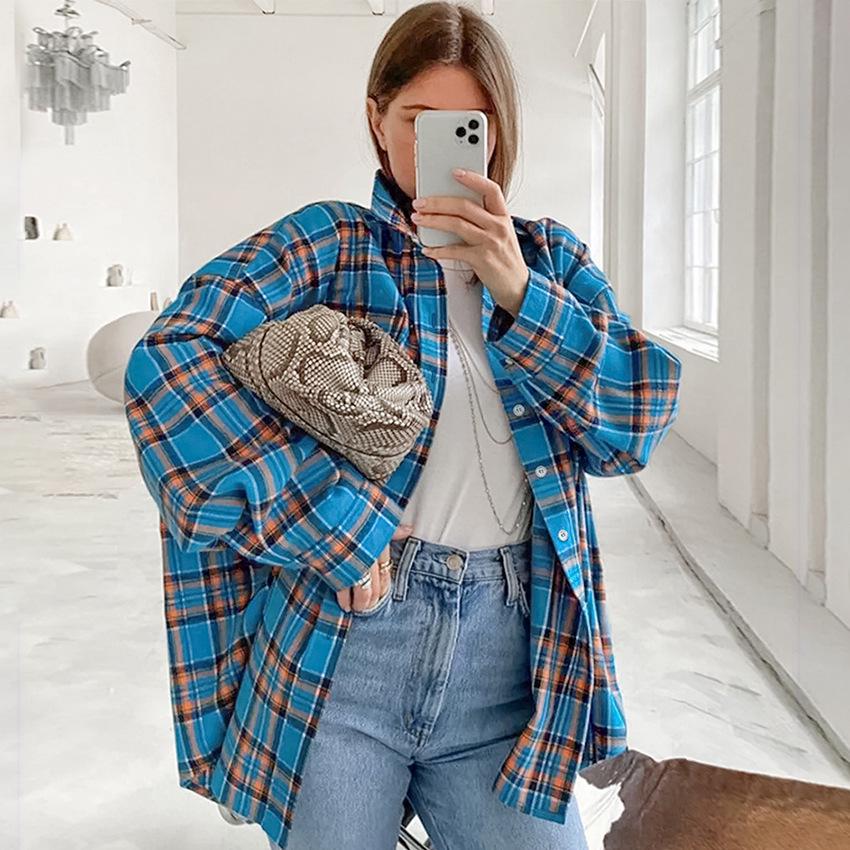 

Женская клетчатая рубашка свободного кроя в уличном стиле на лето 2024 M