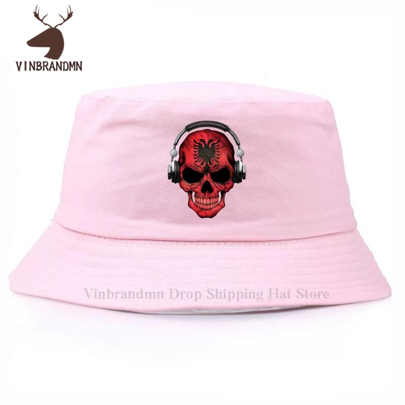 Dunkler Totenkopf Deejay mit Albanischer Flagge Fischerhut Unisex Damen Lustig Albanien DJ Skelett 3D Grafikdruck Boho Kreativ Baseballkappen