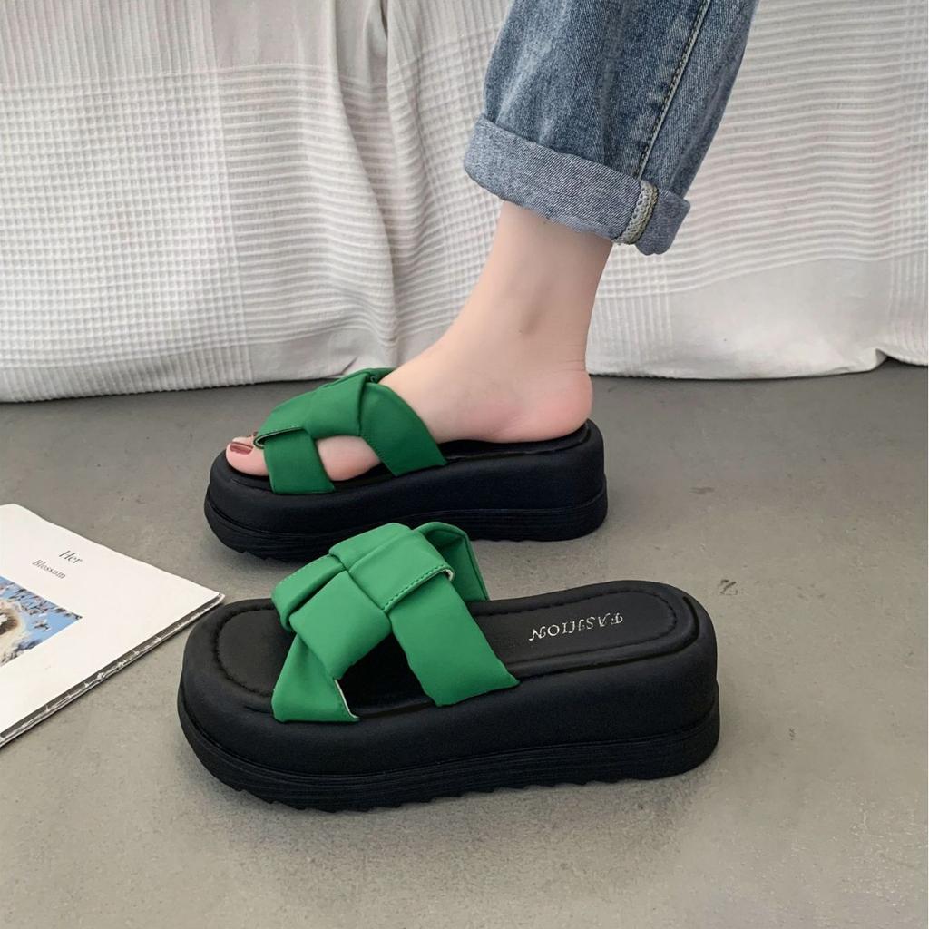 Schwarze Plateauslipper mit Absatz für Damen Sommer 2025 neu Französische High-End-Mode Strandsandalen