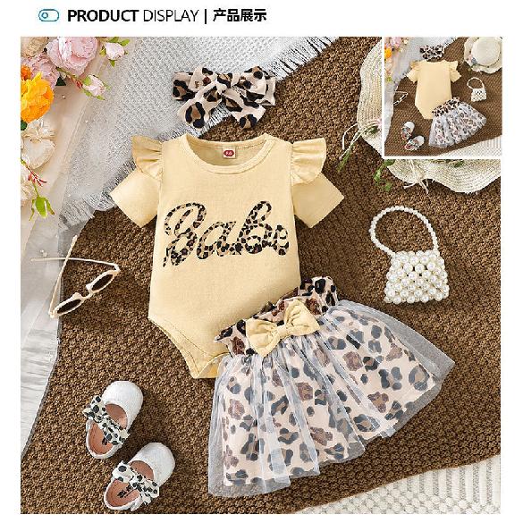 Mädchenbekleidung Doppellagiges Oberteil mit Flatterärmeln und Buchstabenprint mit Laternen-Schleifenshorts Trendiges Mädchen-Set