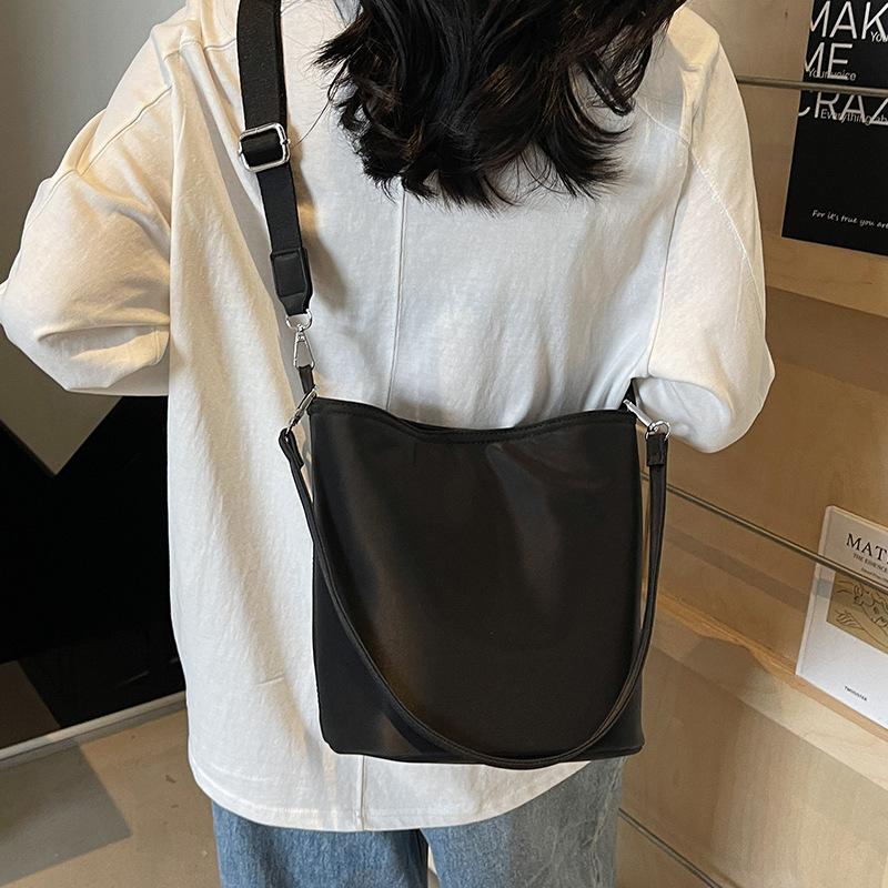 2025 New Trend Oblique Span Bag Niche Simple Casual Shoulder Bucket Bag Retro Premium Texture Solid Color Women's Bag