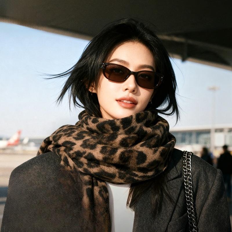 Retro leopard print fringed scarf women's new autumn and winter fashion matching atmosphere warm and cold neck scarf shawl