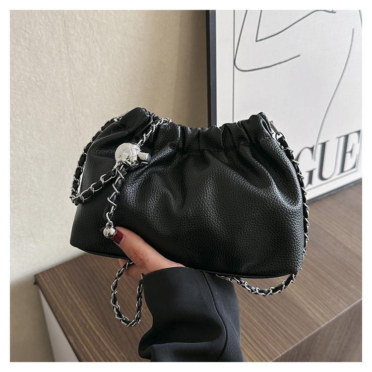 

Solid color simple fashion pleated shoulder messenger bag early autumn new Korean version foreign style versatile ins leisure bag чорний