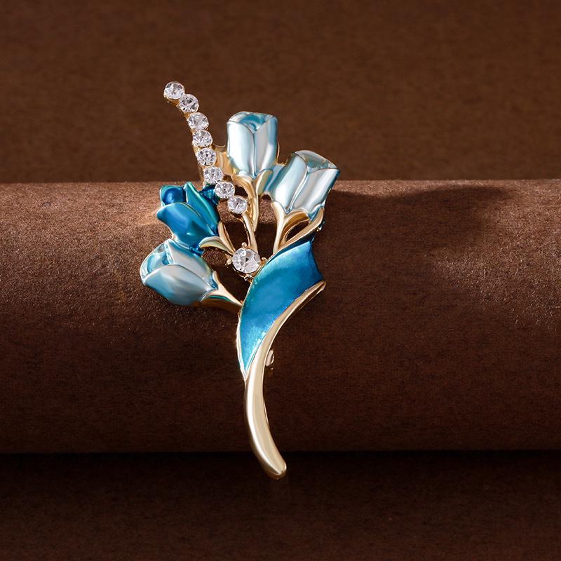 

Брошь «Свежий букет» в пасторальном стиле: Изысканная булавка для защиты одежды от воздействия внешней среды синий