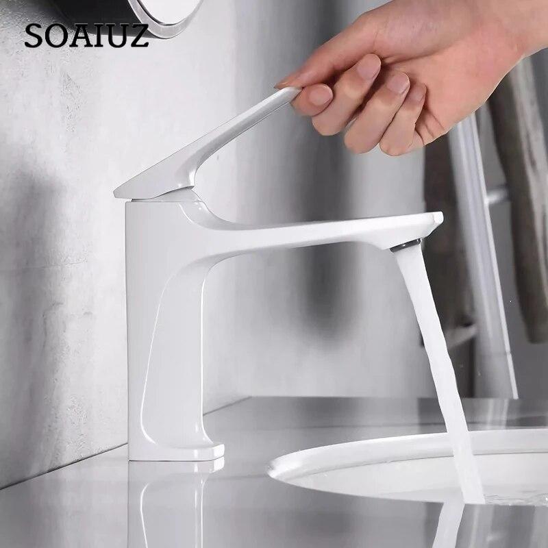 Mosazné jádro Moderní koupelnová dřezová baterie Jednoruční umyvadlo namontované na umyvadlo Vodní baterie Teplá a studená baterie