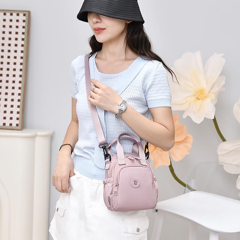 Kompakt Nylon Crossbody Miniryggsäck med Topphandtag Casual Liten Dagryggsäcksväska för Kvinnor Daglig Resa