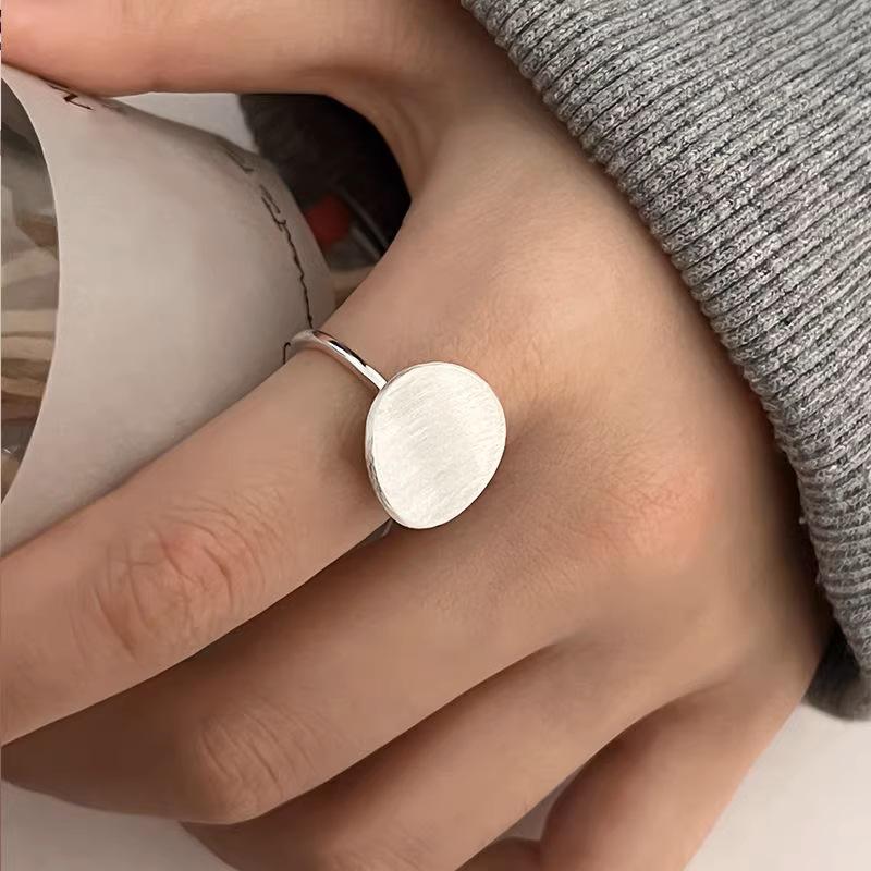 Creative Geometric Brushed Disc Ring: Trendy, Versatile, Adjustable Open Circle Design for Women’s Index Finger.