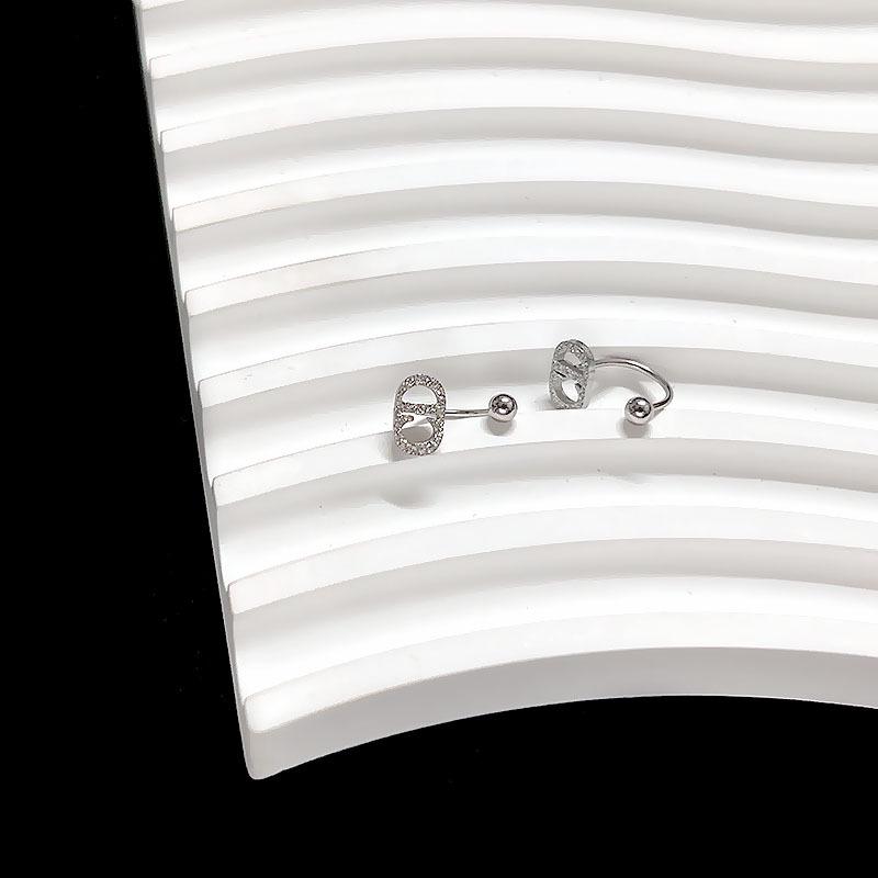 Elegant U-Shaped Black Titanium Four-Leaf Clover Flower Stud Earrings for Women