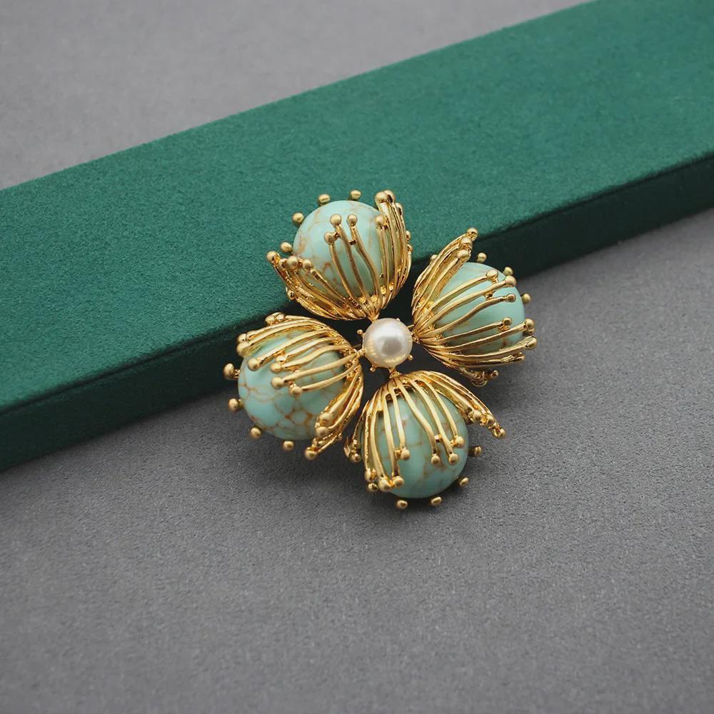 Europäisches und amerikanisches Set aus synthetischer türkisfarbener Blumenbrosche und Ohrringen (Unregelmäßiger Feuerwerksstil)