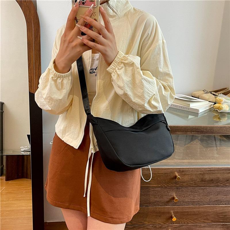 Dumpling female messenger bag mini canvas bag new bag one shoulder sports versatile walking backpack mobile phone bag