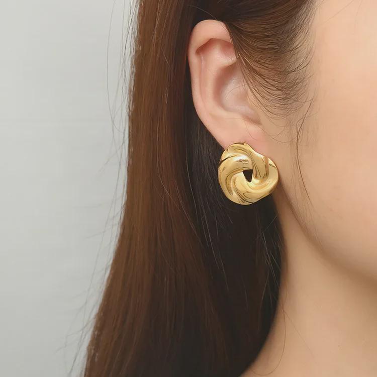 Cercei din Oțel Inoxidabil Răsucit Irregular Placat cu Aur de 18K pentru Femei - Tendință de Modă Europeană și Americană