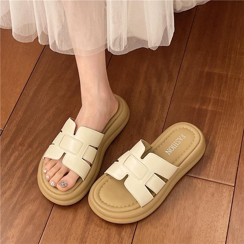 Stepping on shit feeling thick-soled cool slippers women's summer wear 2025 new Internet celebrity casual non-slip beach one-word sandals