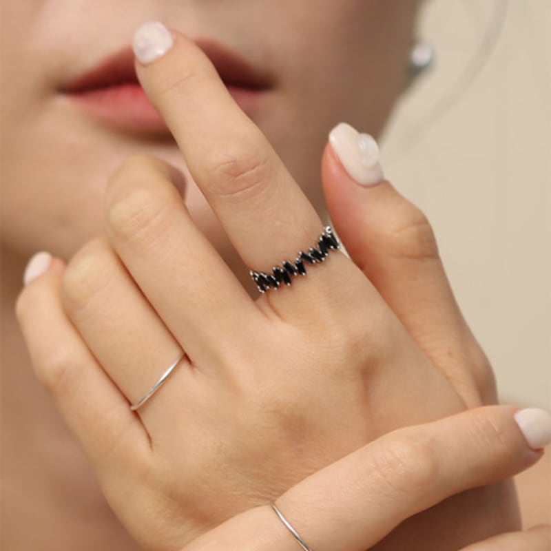 JUDY AND PAUL Holly Black Crystal Point Ring