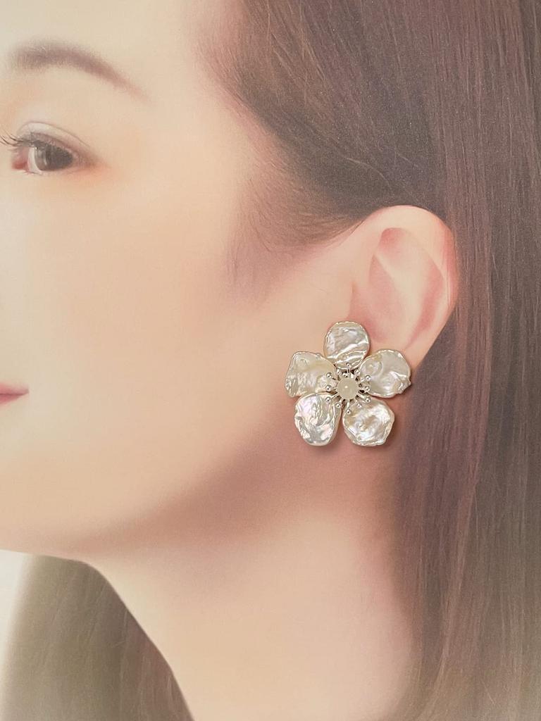 Freshwater Pearl White Flower Moonstone Earrings with Silicone Cover Natural Stone Power Stone A1099 [Cherry]