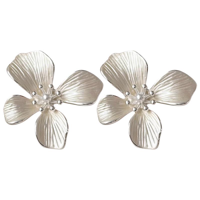Elegant Flower Pearl Stud Earrings for Women - Unique, Fashionable, Luxe 2025 Ear Accessories