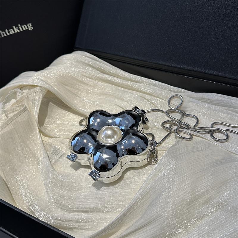 

New flower shape fashion niche design versatile light luxury chain shoulder messenger bag women серебряный