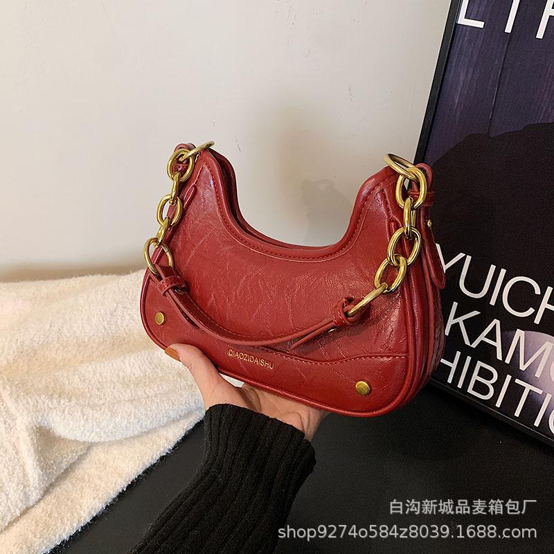 

French niche fashion armpit bag women s 2025 new autumn and winter retro shoulder bag foreign style crossbody small square bag червоний