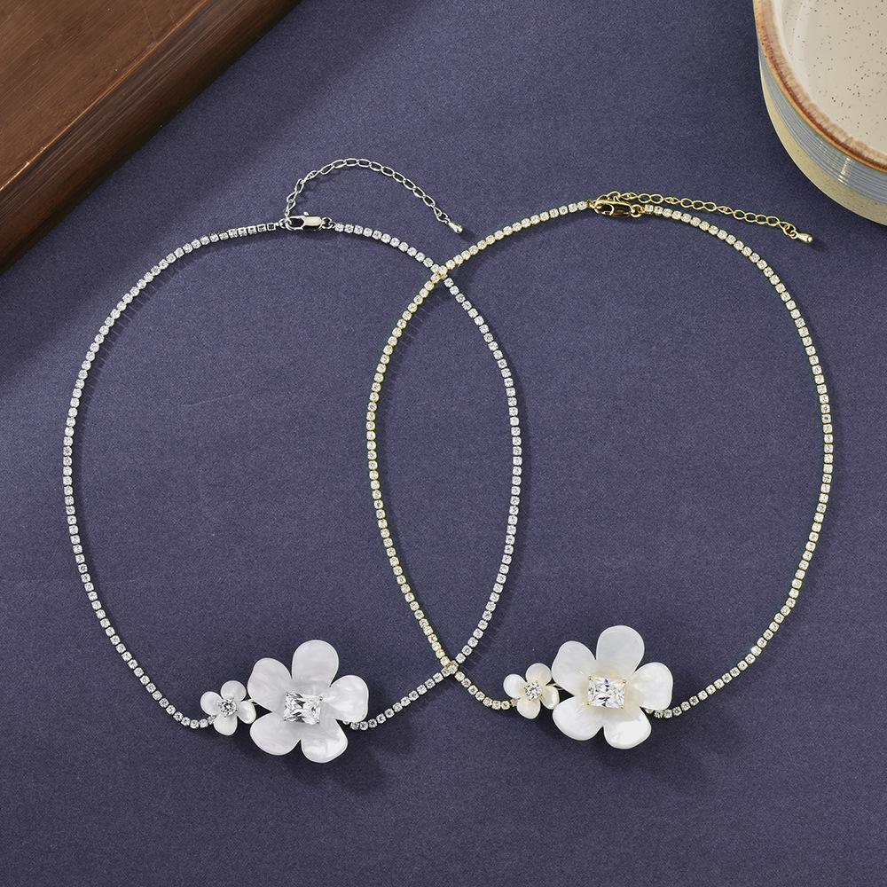 Elegante Freesien-Blütencluster-Halskette: Leichter Luxus Schlüsselbein Kette & Kristall Choker für Damen
