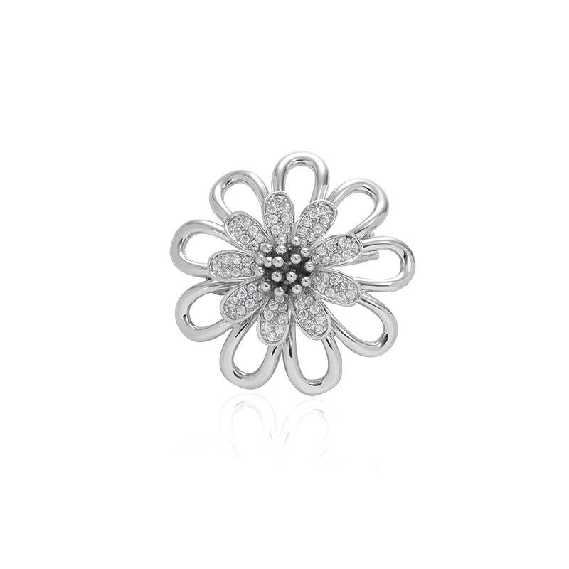 Bo Xin Yun Crystal Flower Copper Brooch: Fashionable Lapel Pin for Coats