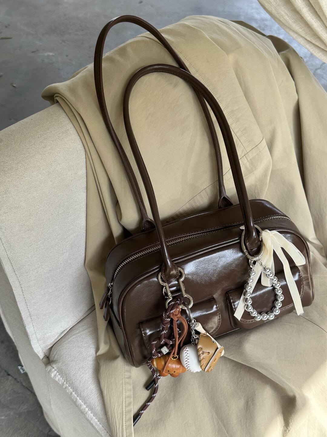 

Эта простая, модная и высококлассная сумка-тоут универсальна и имеет большую вместимость для поездок на работу. коричневый