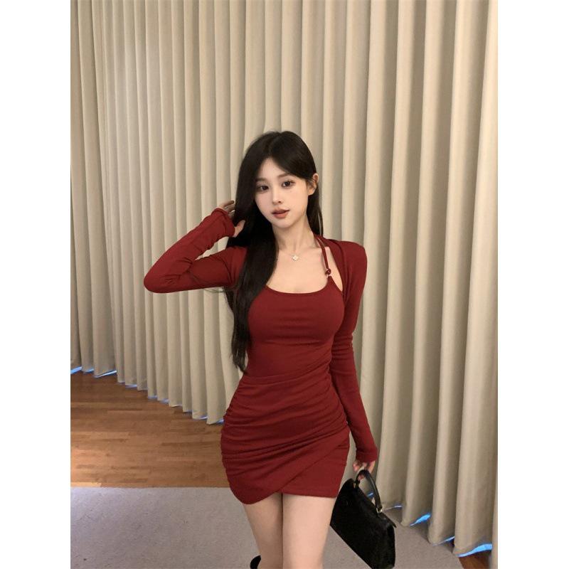 Women's Sexy Halter Neck Fake Two-Piece Dress – Long-Sleeved, Pleated Waist, Tight Hip-Wrap, Perfect for Autumn and Winter
