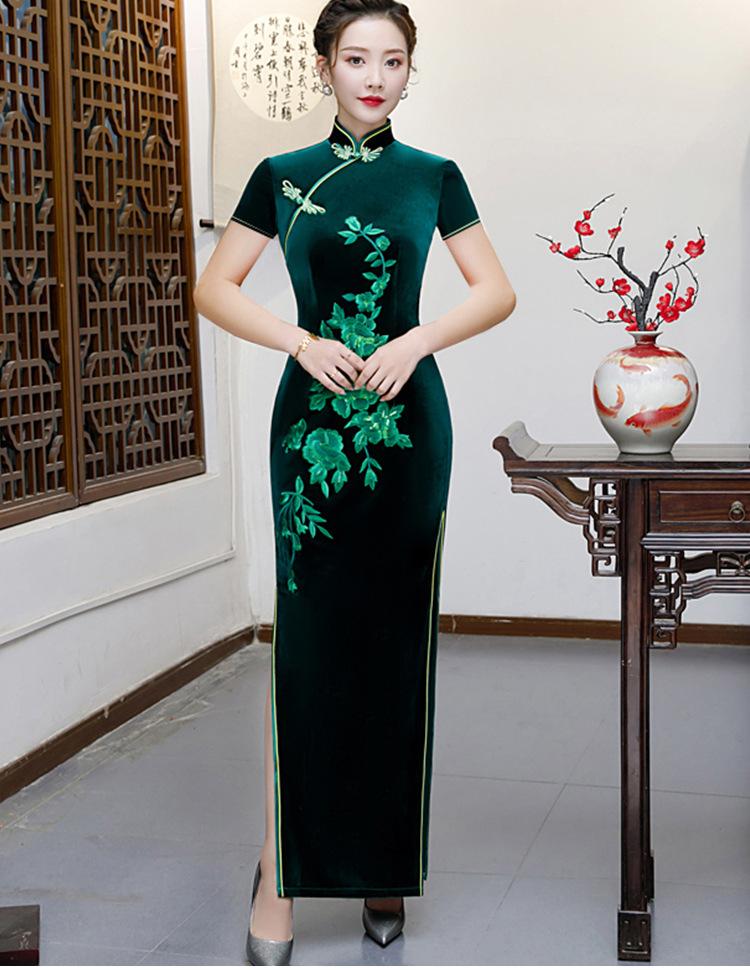 Golden velvet cheongsam long seven-quarter-sleeved new cheongsam show catwalk performance clothes middle-aged and elderly mothers wear elegant clothes