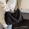 Light commuter messenger big bag casual 2025 new solid color fashion travel bag simple niche shoulder stray bag