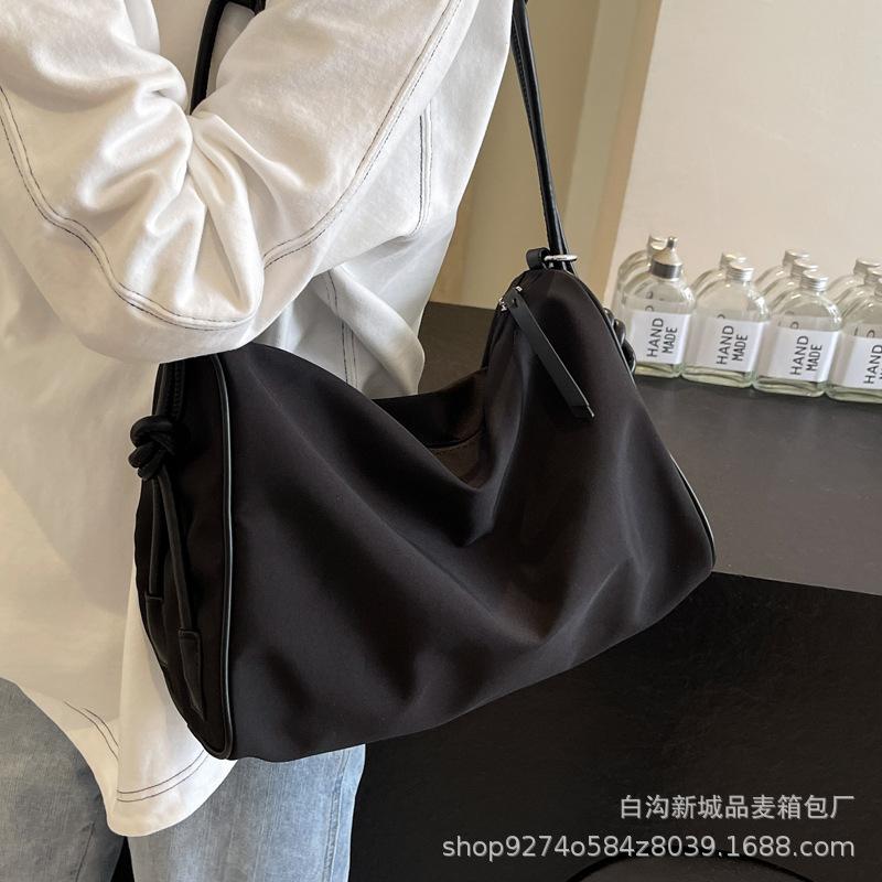 Light commuter messenger big bag casual 2025 new solid color fashion travel bag simple niche shoulder stray bag