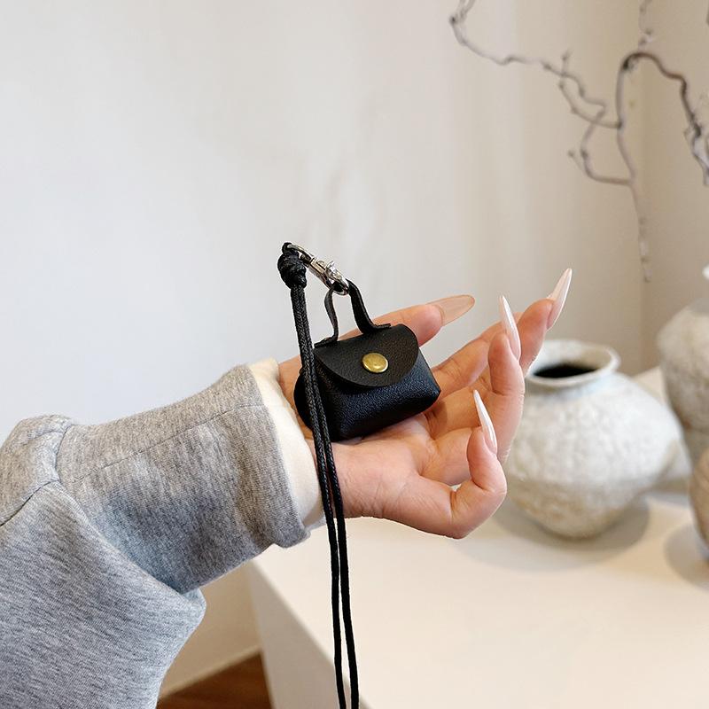 This year, it is super popular. Leather earphones, bags, neck hanging, hand carrying women's mini storage accessories, small bags, pendant keychains.