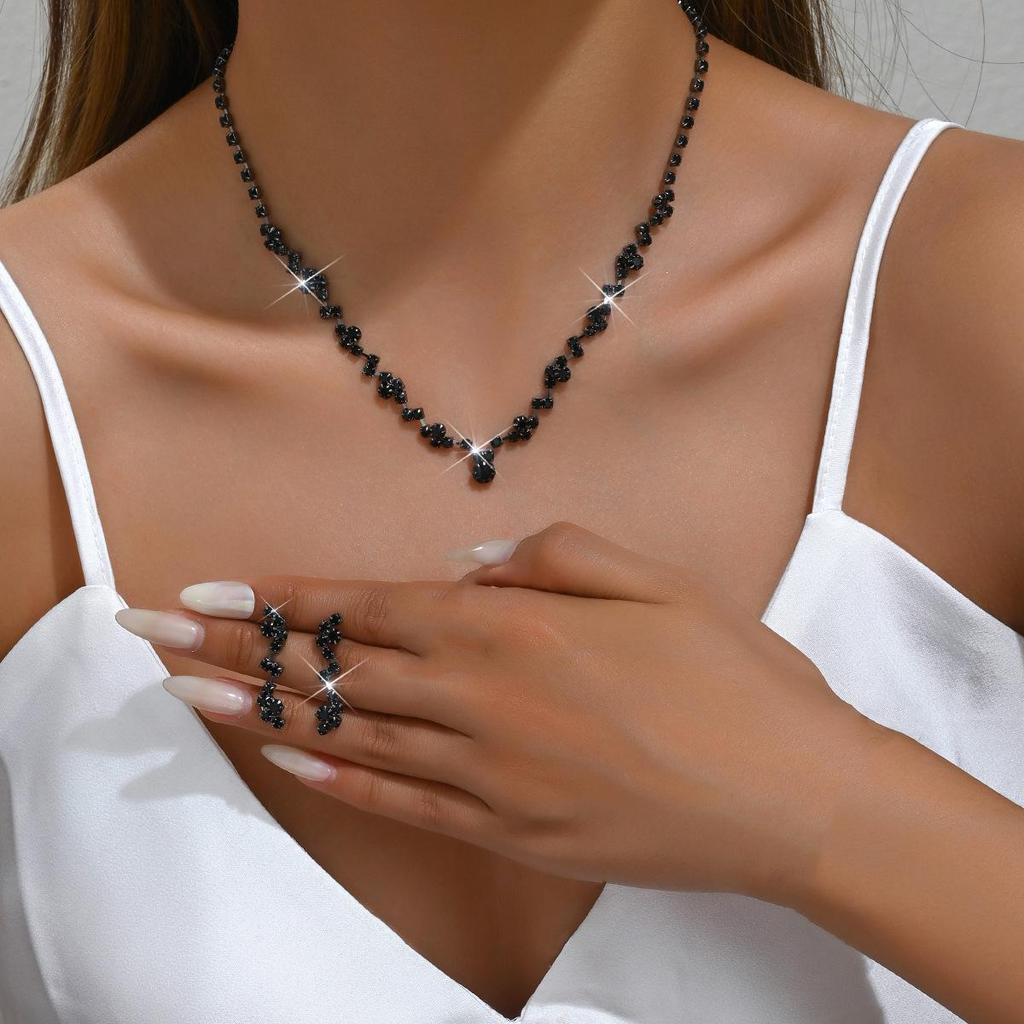 Elegant Bridal Necklace and Earring Set: Fashionable and Versatile Jewelry