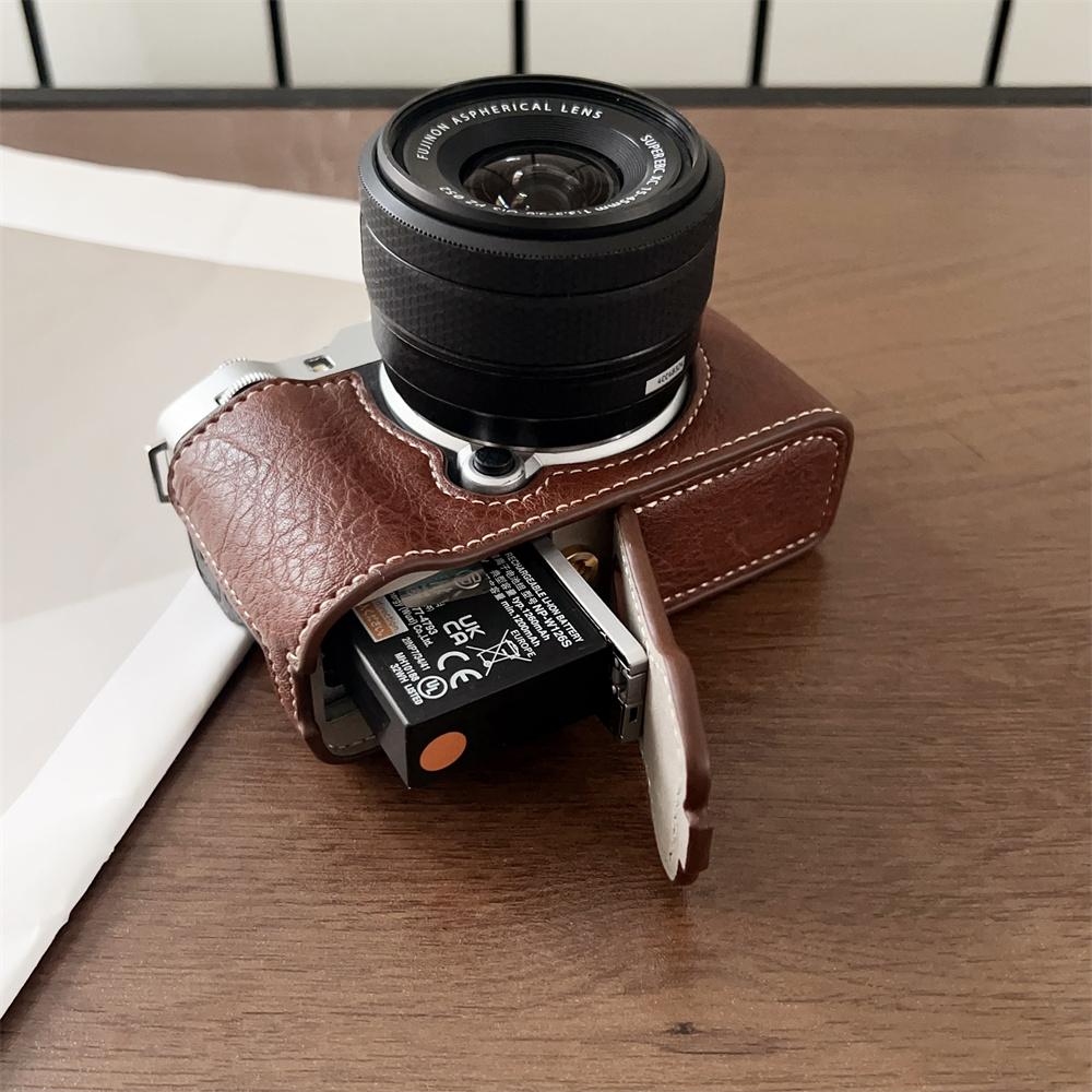 Ručně vyrobený poloviční kožený pouzdro z PU pro fotoaparát Fujifilm XM5 Fuji X-M5 Spodní kryt prostoru pro baterii s popruhem