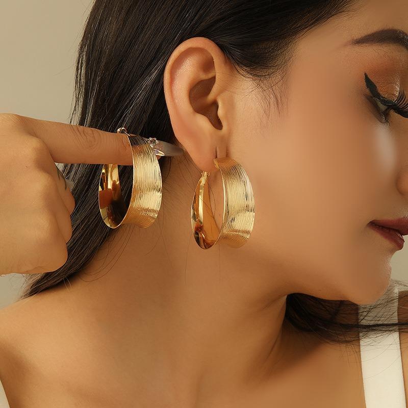 Niche exaggerated design, simple and cold wind earrings, temperament, golden high-end double-ring earrings.