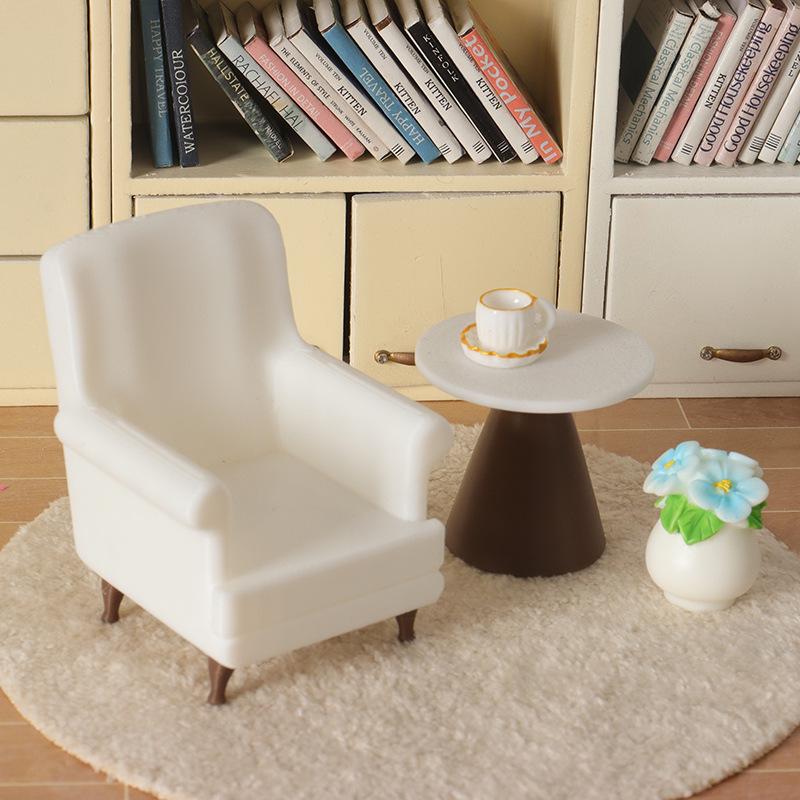 Miniatur-Creme-Puppenhaus-Sofa - Realistisch 1:12 Möbelmodelle für Puppenhaus.