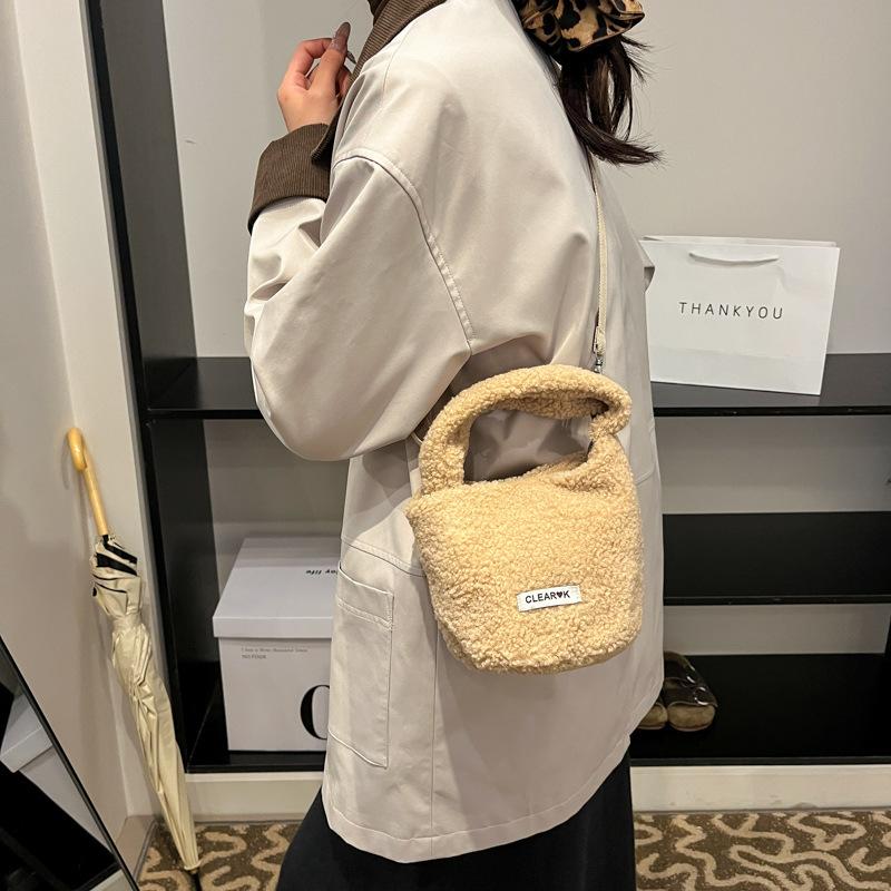 Plush Personality Trend Lamb Fluffy Autumn and Winter New Model Fluffy Crossbody Portable Bucket Bag Woman
