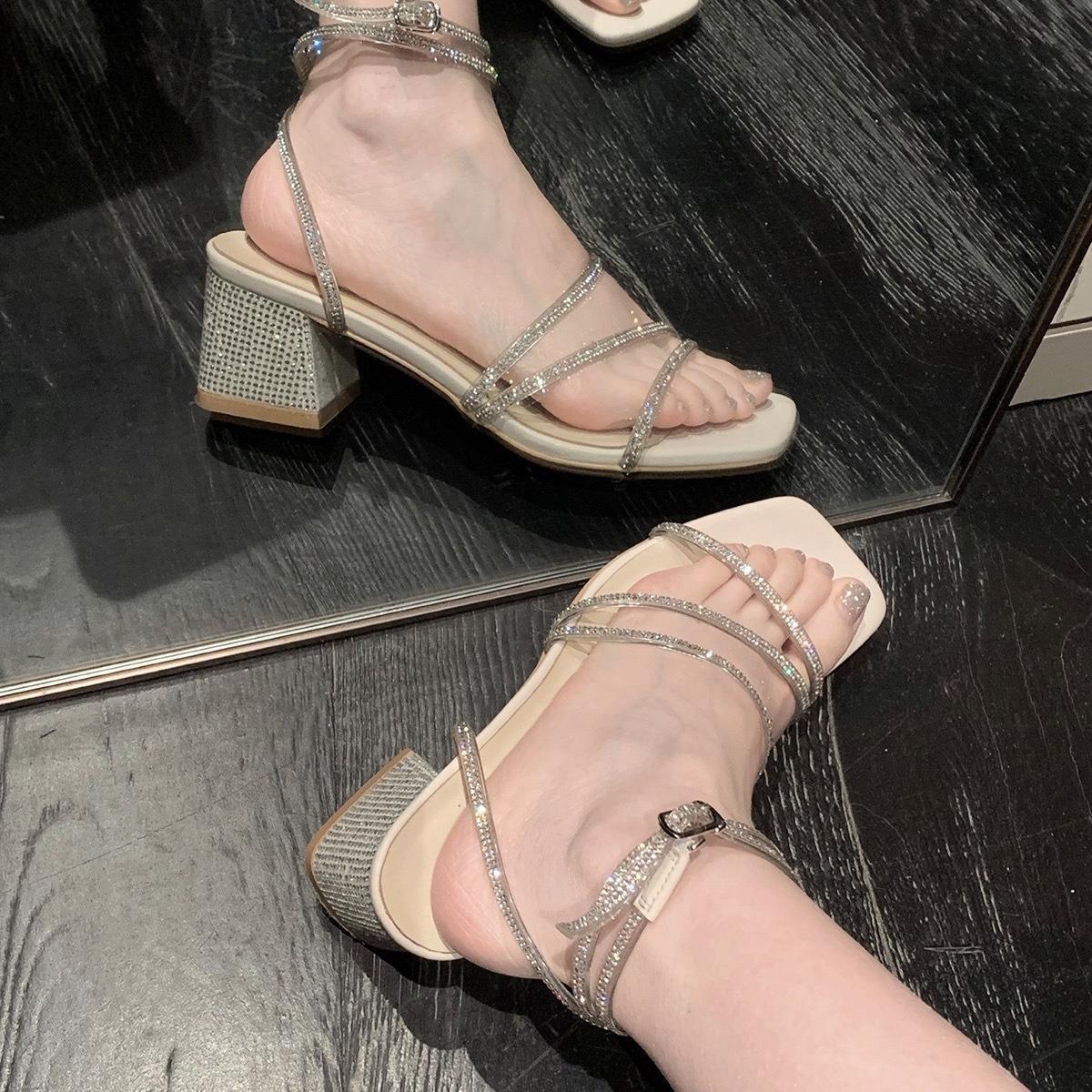 

[Looking thin and easy to walk] Rhinestone sparkling thin strap thick heel sandals summer versatile square head high heels 35