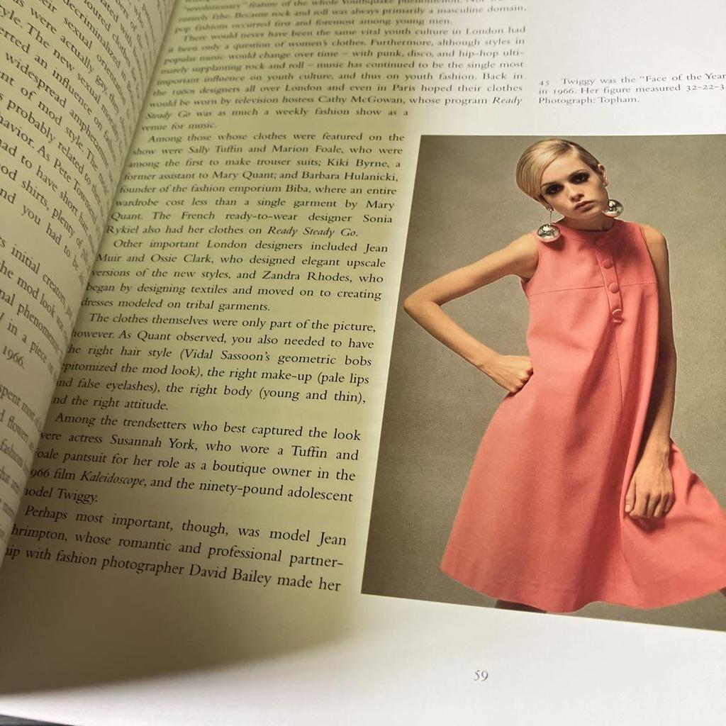 [USED] Foreign book 50 years of fashion Author: Valerie Steele